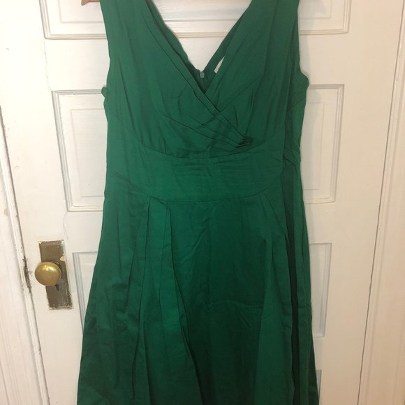 Emily and Fin - Keener Postures Dress, Emerald - Picture 5 of 13